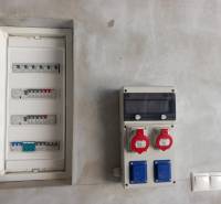 Elektrischer Verteilerkasten und Steckdosen im Einfamilienhaus.