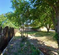 Garten in Trakovice bei einem Einfamilienhaus mit Holzzaun und Bäumen.