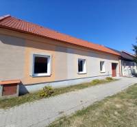 Ein Einfamilienhaus in Trakovice mit einer orangefarbenen Fassade und einem roten Dach.