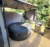 Whirlpool auf der Terrasse mit Sichtschutz und Pflanzen in einer 3-Zimmer-Wohnung in Banská Bystrica.