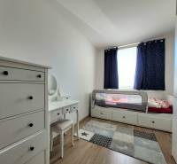 Kinderzimmer mit Bett, Kommode und Teppich in einer 3-Zimmer-Wohnung.