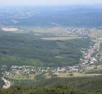 Luftaufnahme von landwirtschaftlichen und forstwirtschaftlichen Flächen rund um Zemplínske Hámre, Wälder und Dörfer.