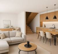 Wohnzimmer mit Küche und Holzmöbeln in einem Einfamilienhaus.