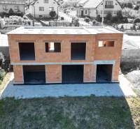 Unvollendetes Einfamilienhaus in Trnová Žilina, umgeben von weiteren Häusern und Grünflächen.