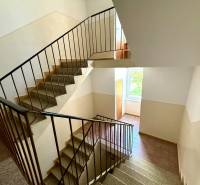 Das Treppenhaus in einem Wohnhaus in der Hollého-Straße in Senica.