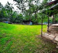 Der Garten des Einfamilienhauses in Veľká Lesná mit einem Holzpavillon und Rasen.