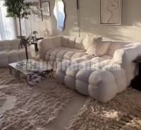 Ein stilvolles Wohnzimmer in einer 3-Zimmer-Wohnung mit einem bequemen Sofa und Teppich.