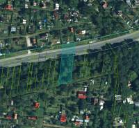 Satellitenbild von landwirtschaftlichen und forstwirtschaftlichen Flächen in Prievidza mit markanten Parzellengrenzen.