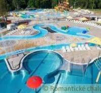 Wasserpark mit Rutschen und Pools in Štefanovičová, ideal für Sommererholung.