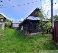 Ein Einfamilienhaus in Pohorelá mit traditioneller Holzkonstruktion und umgebendem Grün.