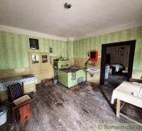 Traditionelle Küche eines Familienhauses mit Kachelherd und antiken Möbeln.