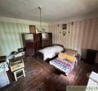 Ein Retro-Zimmer in einem Einfamilienhaus mit zwei Betten und Holzboden.