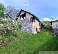Ein älteres Familienhaus im Dorf Pohorelá, umgeben von Grün und Natur.