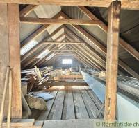 Der Dachboden eines Einfamilienhauses mit einem alten Holzrahmen und Stauraum.