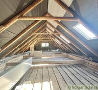Das Dachgeschoss eines Einfamilienhauses mit Holzbalken und Dachfenstern in Spišská Nová Ves.