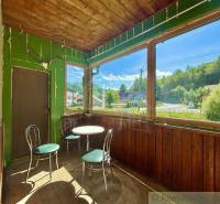 Eine verglaste Veranda in einem Einfamilienhaus mit Blick auf die Umgebung von Spišská Nová Ves.