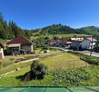 Ein Einfamilienhaus in Spišská Nová Ves, umgeben von grünen Hügeln und einer Wiesenfläche.