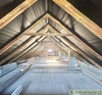 Dachboden in einem Einfamilienhaus mit Holzbalken ohne Dachbodenausbau.