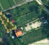 Luftaufnahme der Immobilie in den Gärten von Malacky mit markierten Grundstücksgrenzen.