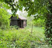 Eine Hütte umgeben von Grün in den Gärten von Malacky.