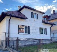 Ein Einfamilienhaus in Sielnica mit weißer Fassade und schrägem Dach.