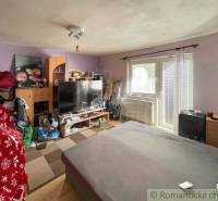 Wohnzimmer in einem Einfamilienhaus mit Sofa, Fernseher und Wanddekorationen.