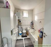 Badezimmer in einem Einfamilienhaus mit Sanitäranlagen, Schränken und Badewanne.