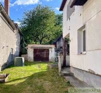Hof eines Einfamilienhauses in Sielnica mit Unterstand und Baum im Hintergrund.
