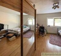 Helles Zimmer mit Schlaf- und Arbeitsbereich in einem Einfamilienhaus.