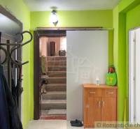 Der Flur in einem Einfamilienhaus mit einer Garderobe, einem Schrank und einer Treppe.