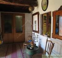 Ein traditionelles Zimmer mit antiken Möbeln, rustikaler Atmosphäre, Dekorationen und Spiegeln, besondere Immobilien.