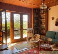 Gemütliches Interieur der Hütte mit antiken Details und Naturelementen, ideal für besondere Immobilien.