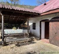 Rustikales Landhaus mit Steintreppen und Unterstand gehört zu den besonderen Immobilien.