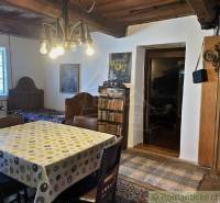 Rustikales Zimmer mit Holzbalkendecke, Esstisch und besonderen Immobilien.