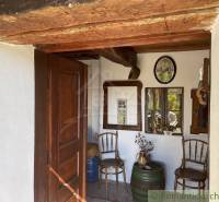 Eingangsbereich der Chalets mit Holzelementen und Vintage-Dekor, romantische Hütten.