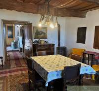 Rustikales Interieur mit Holzbalkendecke, Teppichen und antiken Möbeln. Besondere Immobilien.