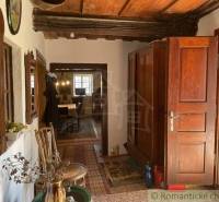 Ein traditionelles Interieur zeigt besondere Immobilien mit massiven Holztüren und historischen Möbeln.