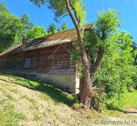 Eine Holzhütte in Liptovský Mikuláš, umgeben von Bäumen und Natur.