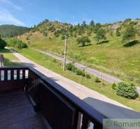 Blick vom Balkon eines Einfamilienhauses in Dobrá Voda auf die grüne Landschaft und die Straße.