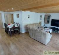 Wohnzimmer und Esszimmer in einem Einfamilienhaus mit Holzbalkendecke und Laminatboden.