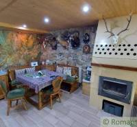 Rustikales Wohnzimmer in einem Einfamilienhaus mit Kamin und Jagddekor.