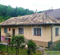 Ein Einfamilienhaus in Fričovce mit einem Schrägdach, einem Garten und einem umliegenden Wald.