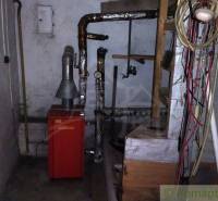 Der Keller im Einfamilienhaus enthält einen Kessel und Rohrleitungen.