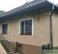Ein Einfamilienhaus in Fričovce, umgeben von Grün mit Treppen und einer Veranda.