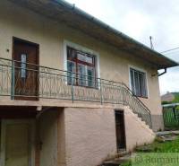 Ein Einfamilienhaus in Fričovce mit Außentreppe und Garten.