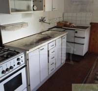 Küche in einem Einfamilienhaus mit Gasherd und Aufbewahrungsschränken.