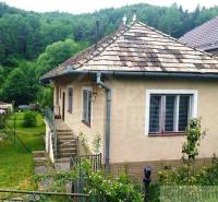 Ein Einfamilienhaus in Fričovce, umgeben von Grün, mit Garten und hügeligem Hintergrund.