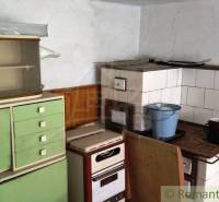 Küche mit traditionellem Kredenz und Ofen in einem Einfamilienhaus, Retro-Stil.