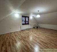 Dachzimmer mit schräger Decke, Beleuchtung und Ausblick, Einfamilienhaus, Holzboden.
