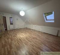 Dachgeschosszimmer in einem Einfamilienhaus mit Laminatboden und Dachfenster.